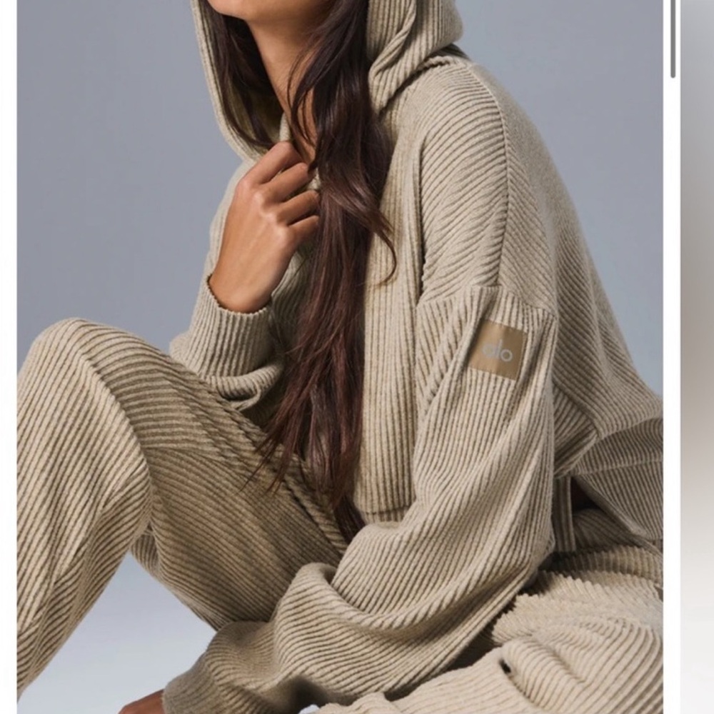 🎉🌺 ALO Yoga Muse Pants and Hoodie/ Set